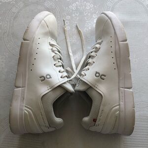 On Running THE ROGER Advantage All White Sneakers Men’s Size 10 Cloud-Tec Shoes